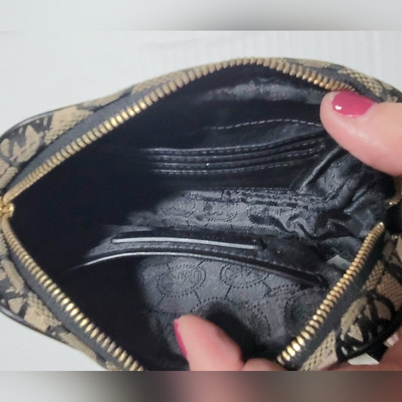 Michael Kors Black/Tan Mini Crossbody with Gold Hardwire - Picture 4 of 12